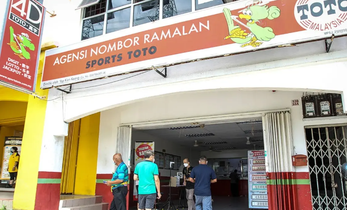 61yo man wins a RM20 million jackpot from a RM2 bet. 