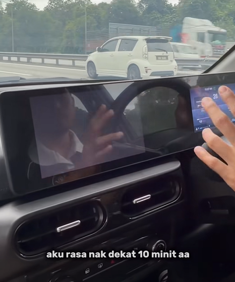 The car's infotainment system disconnected and turned completely blank