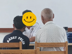 Chinese uncle helps Indian neighbour’s child with report card & school fees, moves netizens