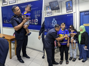 2yo child accidentally left at restaurant by M'sian parents, safe thanks to stranger and police