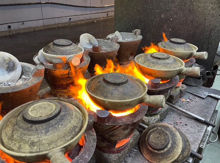 Each claypot takes 30 minutes to prepare. 