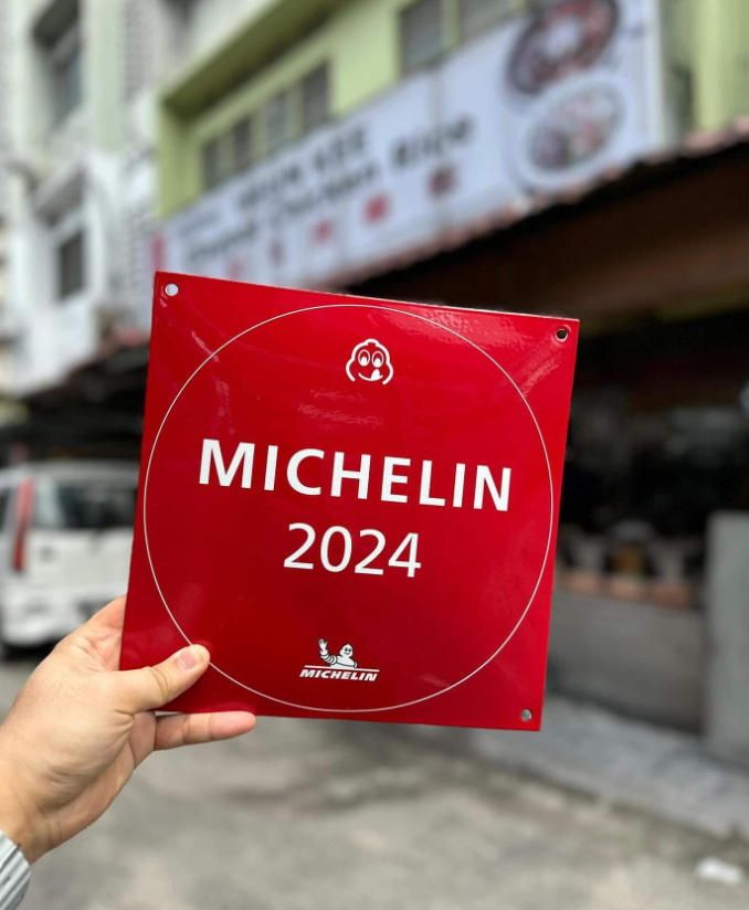 The shop was named as Michelin Guide's Bib Gourmand restaurant for 3 consecutive years. 

