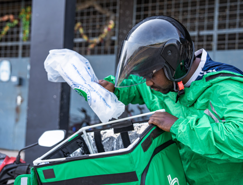 Having to pay for his education & other expenses, Selveston has to work as a Grab delivery rider. However, the income has come to a halt after he suffered injuries from a hit-and-run. 