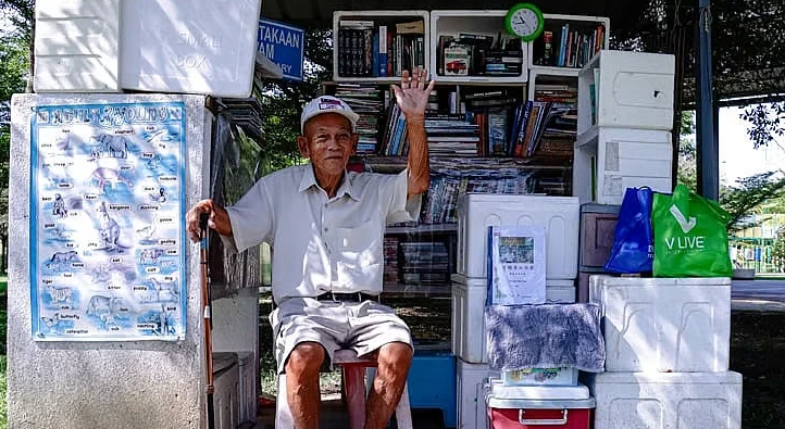Retired M'sian headmaster runs 5 mini libraries at parks in hopes of encouraging people to read. 