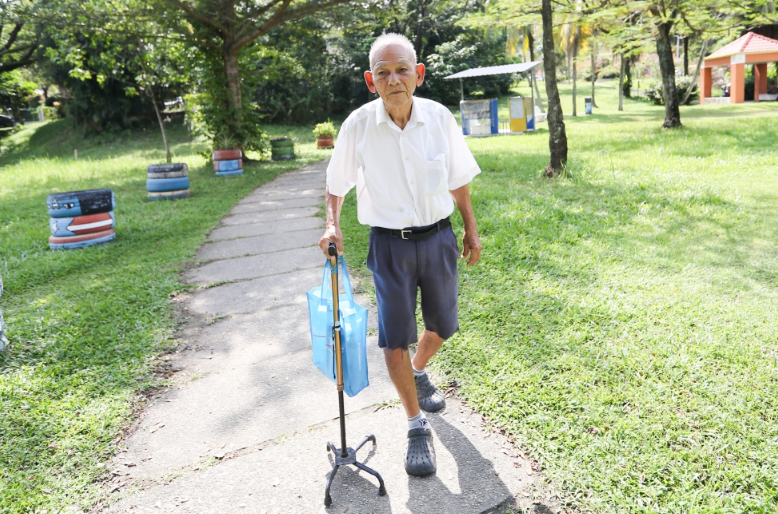 Lee doesn't just take care of the libraries, he would also walk around the park, cleaning up any litter he sees on his way. 