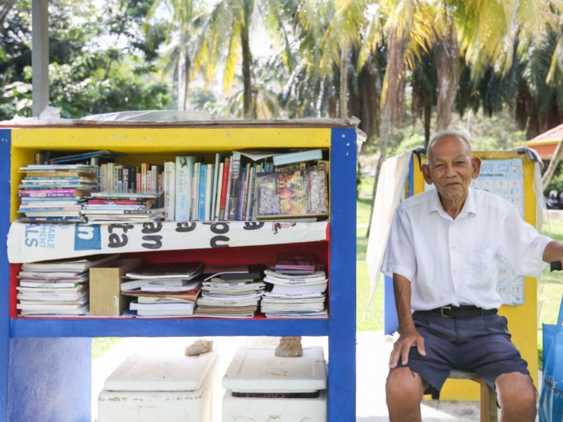 Retired M’sian headmaster runs 5 mini libraries at parks in hopes of encouraging people to read