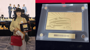 singapore f&b gift gold plaque to loyal employees