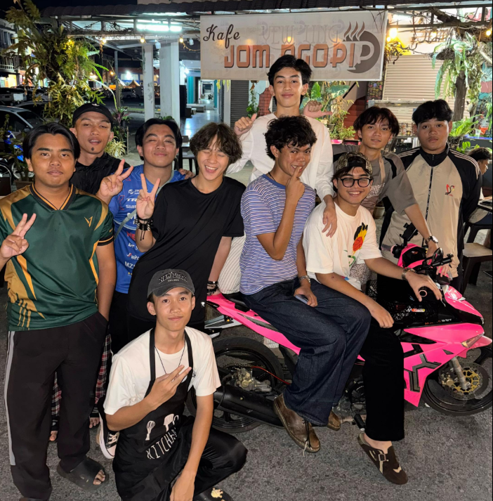 Café in Kuching steals spotlight by getting customers to race their staff for free drinks