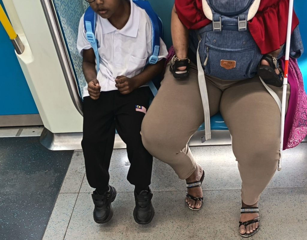 A blind mother with two children on MRT sparked reflection on kindness