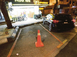 Parking rule alert: Red bays are public after 6:30PM, no "chop culture"