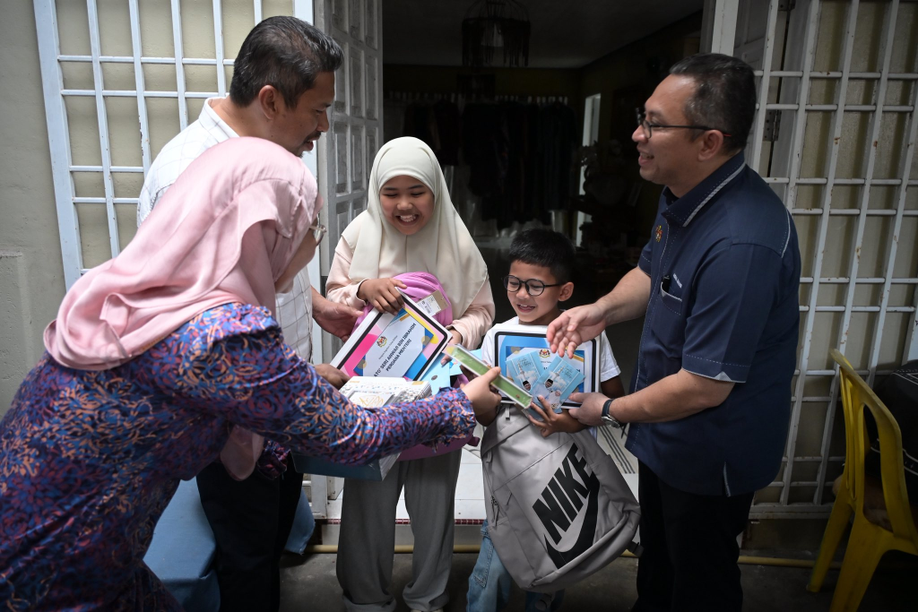 Heartwarming moment as RM7 duit Raya from kids turns into surprise iPads from PM Anwar Ibrahim