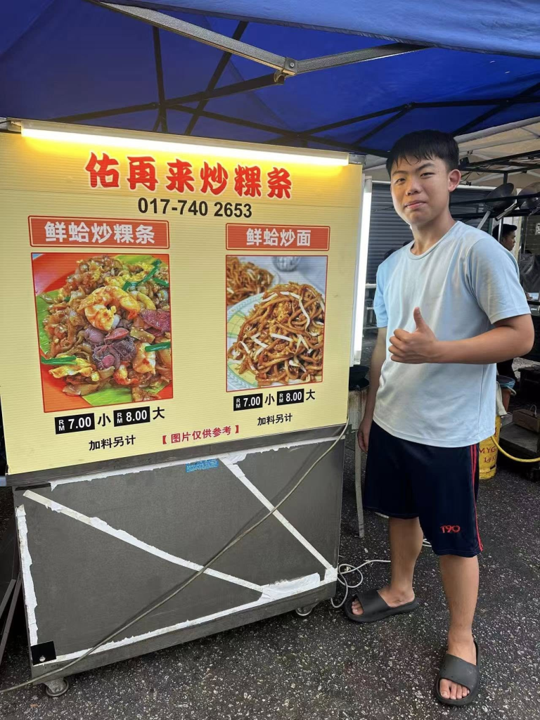 16-year-old student in Batu Pahat runs his own food stall after school