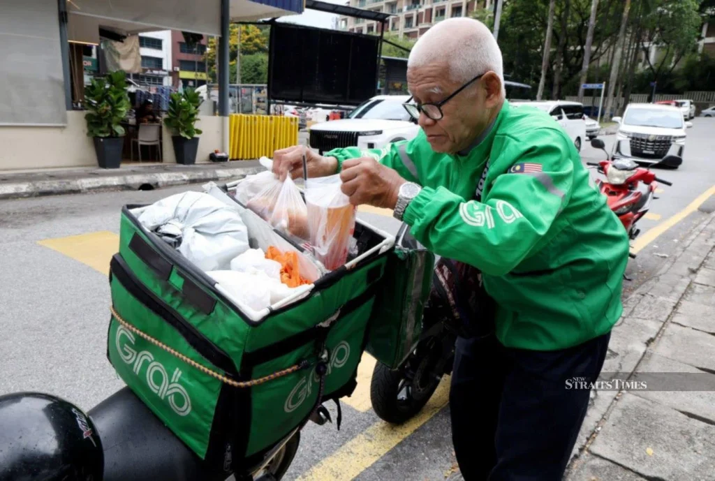 “Why should I feel ashamed?”, 71yo M’sian delivery rider works tirelessly to support his family