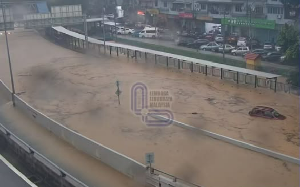NPE highway near Kuchai Link affected by flash flood, all lanes currently blocked