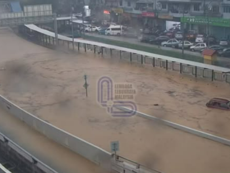 NPE highway near Kuchai Link affected by flash flood, all lanes currently blocked