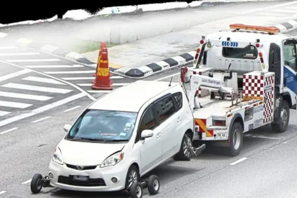 Image from: M’sian man stuck for nearly 2 hours after suspected “double parking” blocks exit in Bukit Mertajam