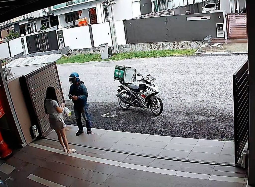 “I can’t rest, i have a child”: Delivery rider continues working despite being hit by a car