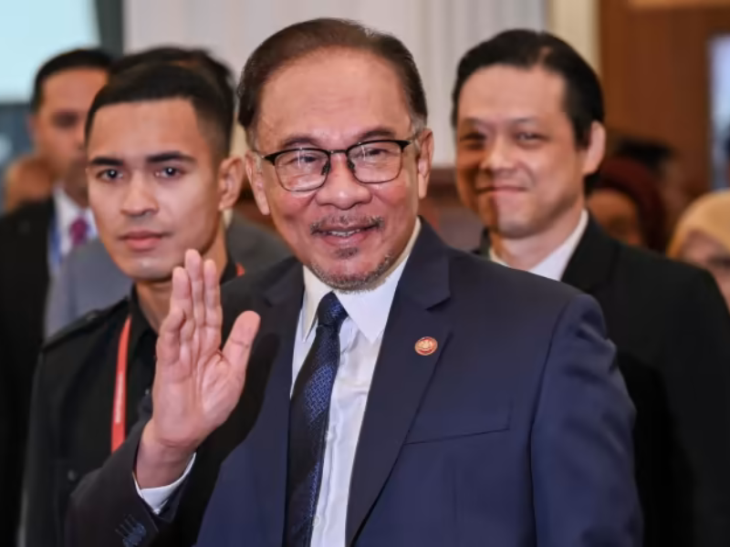 9yo M'sian boy's dream of meeting PM Anwar comes true, PM Anwar was so touched, surprised him with a gift.