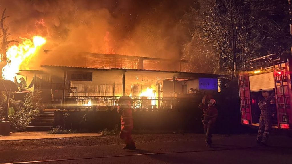 M’sian woman rushes back into burning home to save grandma & uncle, all 3 found dead