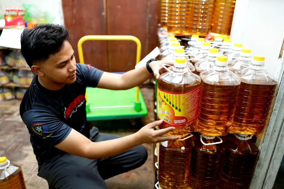 Subsidised cooking oil repackaged as “prayer oil”, resold for up to RM7.50 per litre; RM165,000 seized