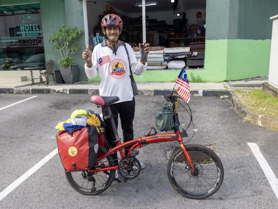 77 yo M'sian man cycles 2,500km across M'sia, giving out 500 Jalur Gemilang flags to children along the way