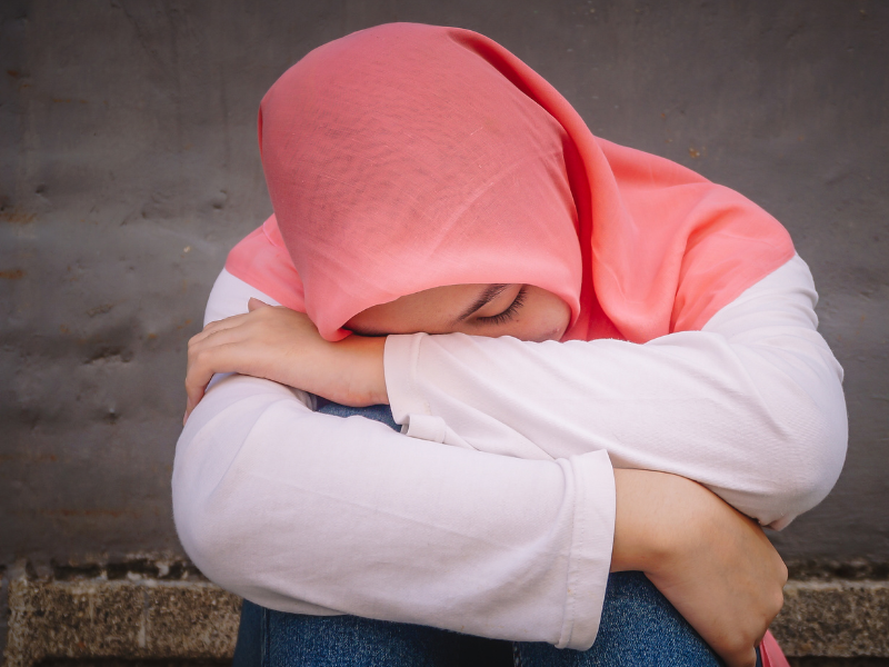 14yo M’sian student forced to wipe her face with her hijab on stage after teacher accuses her of wearing makeup