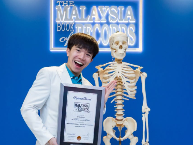 Famous M'sian doctor Epic Asian breaks national record by naming 206 human bones in just 34 seconds