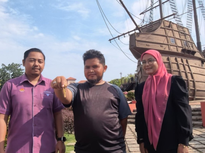 “I won’t take what’s not mine”: M’sian gardener finds RM15k gold bracelet while sweeping, returns it without hesitation