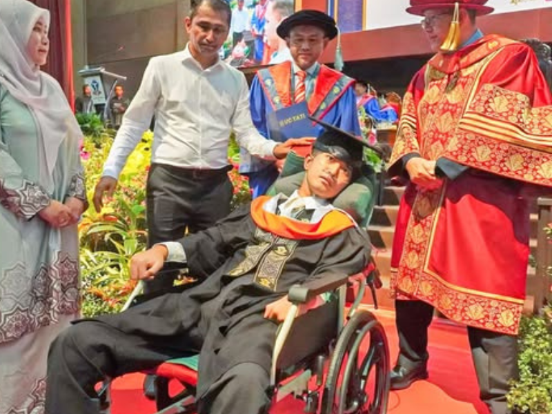 Parents travel 2 days from Perlis to Terengganu so son with stage 4 brain cancer can attend graduation