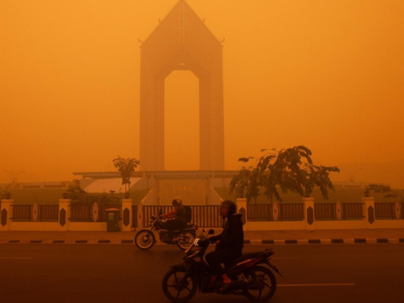 Malaysia offers helicopters, aircraft and firefighters as Indonesia struggles to contain wildfires